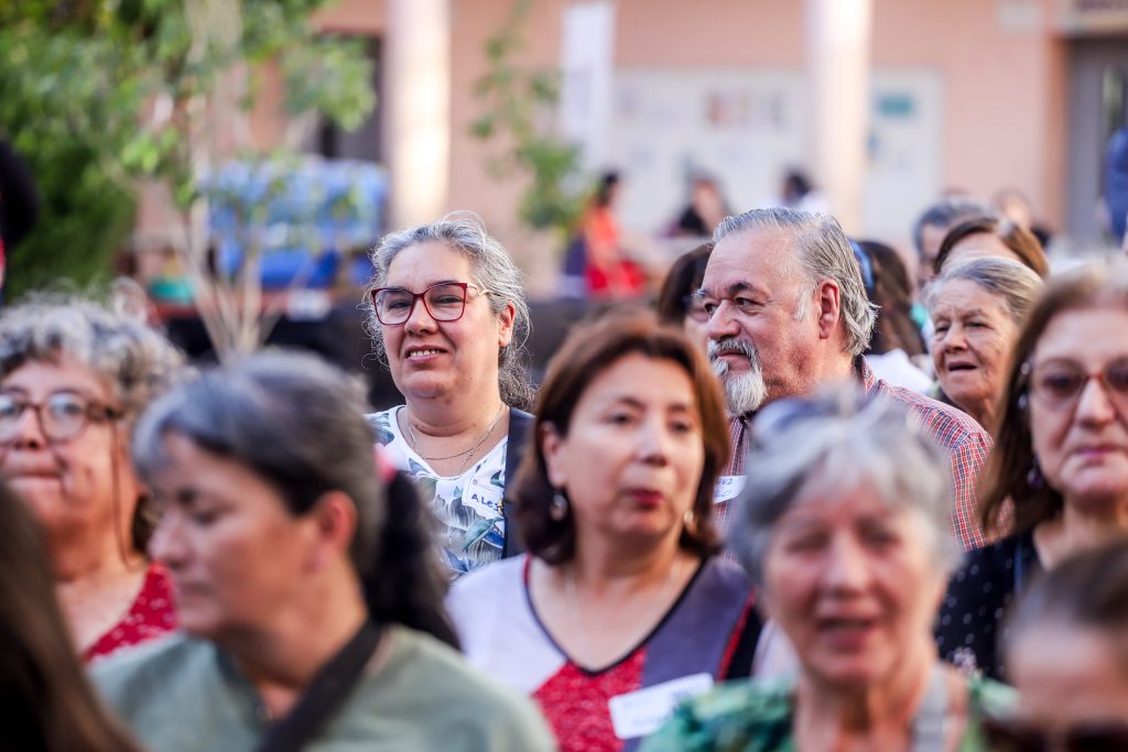 Personas ingresando al encuentro de Plan de Desarrollo Comunal (PLADECO)