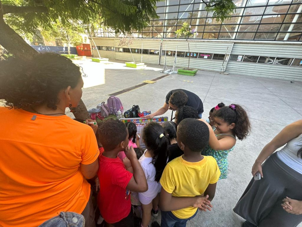 Niños en actividades de taller socioemocional
