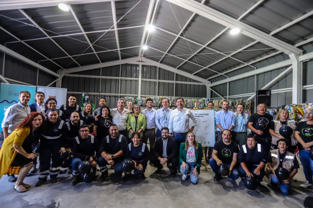 Fotografía grupal de Recicladores de Base con autoridades de la comuna