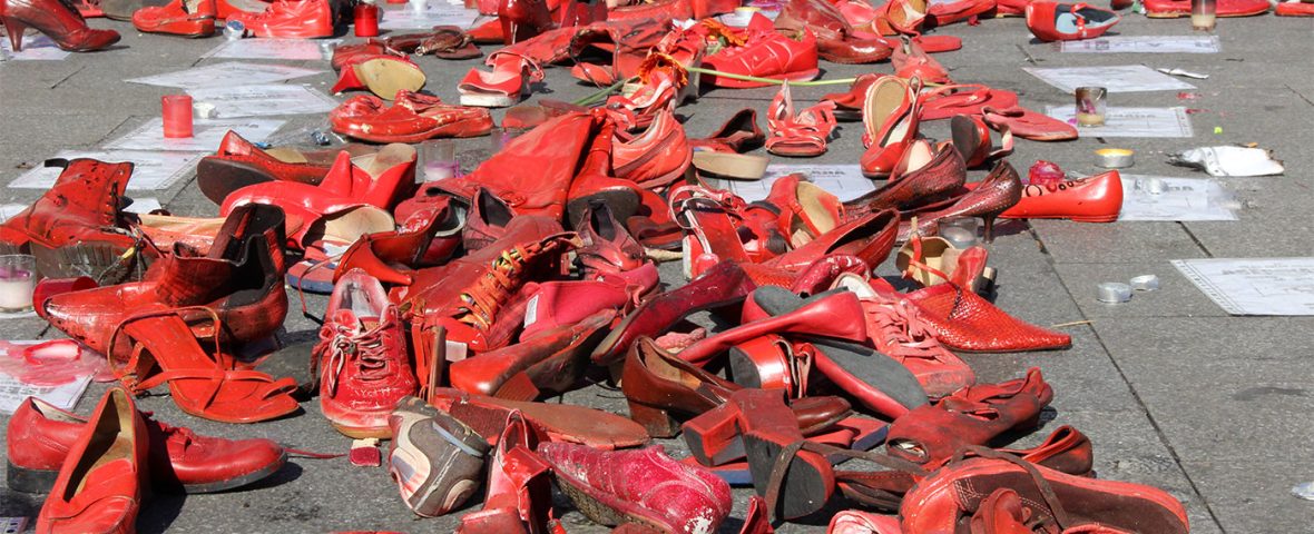 Los zapatos rojos representan a las mujeres desaparecidas, a las víctimas de feminicidio, a las mujeres que ya no están